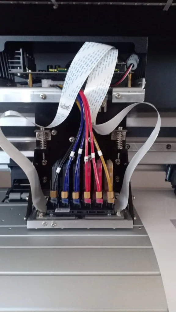 Tête d'impression XP600 installée sur une imprimante DTF avec câblage couleur visible