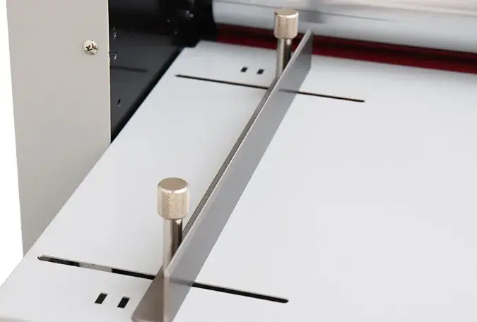 Vue rapprochée du bloc limitant métallique de la plastifieuse SG-L381, utilisé pour garantir un alignement précis du document pendant le processus de plastification.