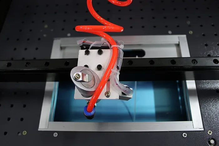 Zoom sur la tête laser de la machine CO₂ YQ-L4040 50W avec refroidissement et rail de mouvement