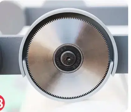 Lame de perforation à fente pour plastifieuse