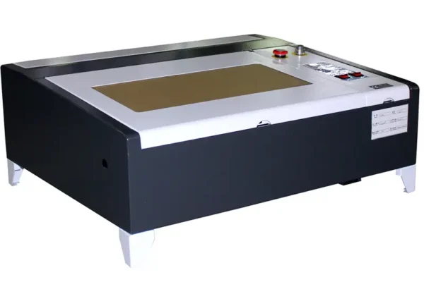 Vue latérale de la machine laser CO₂ YQ-L4040 50W avec zone de travail et panneaux de contrôle détaillés