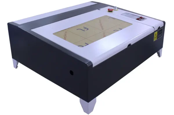 Vue latérale de la machine laser CO₂ YQ-L4040 50W avec zone de travail et panneaux de contrôle