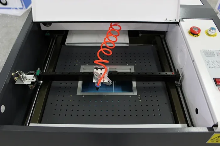 Laser co2 YQ-L4040 50W en action avec tête de découpe et rail de mouvement