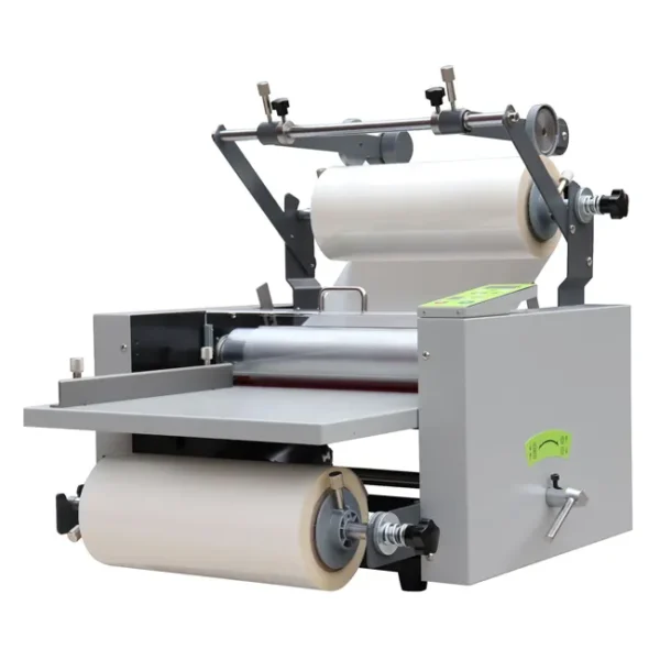 Plastifieuse à rouleaux SG-L381 montrant le mécanisme de plastification et les rouleaux en fonctionnement pour une plastification rapide et précise de documents