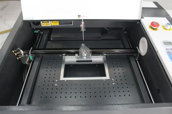 Zone de travail de la machine laser CO₂ YQ-L4040 50W avec rail et tête de découpe