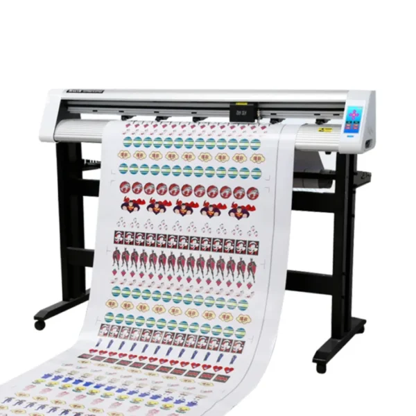 Machine de découpe TN-48A-CCD Teneth en train de découper des autocollants en rouleau