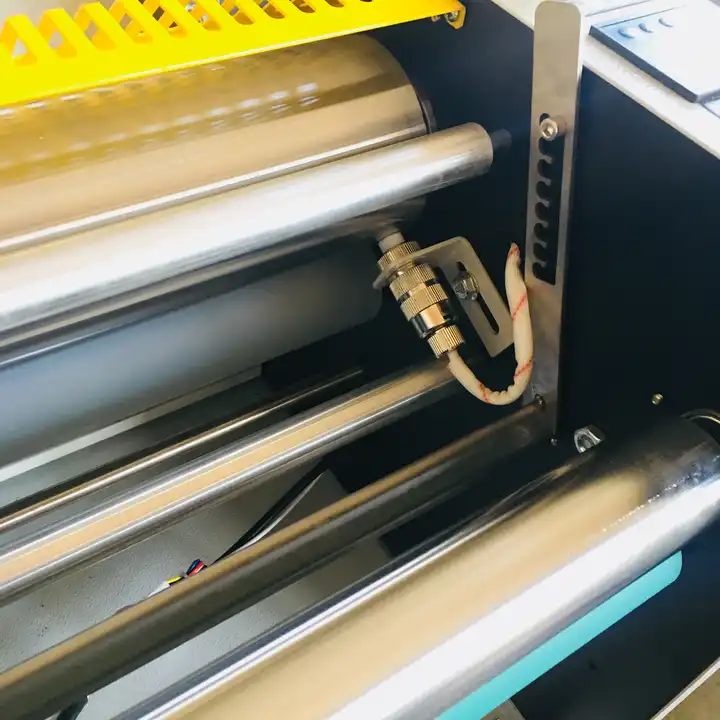 Détail des rouleaux et composants internes de la machine de laminage