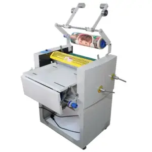 Laminator FM-357A avec un rouleau de matériel laminé en exposition