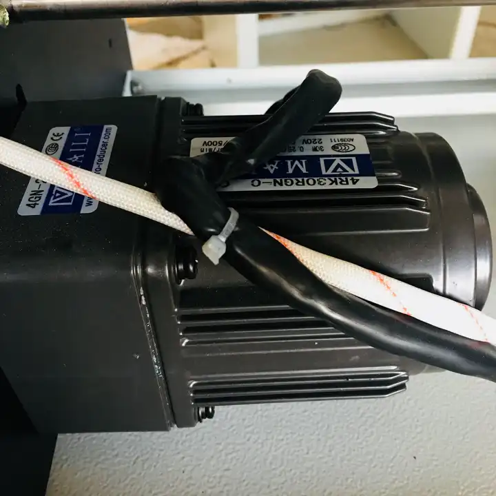 Moteur de la machine de laminage avec câblage et étiquette visible