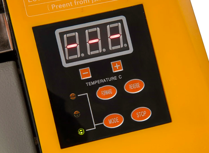 Panneau de contrôle numérique de la plastifieuse FM-3810 avec affichage de la température et boutons de commande.