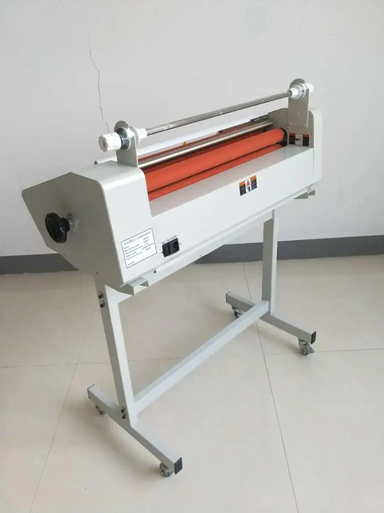 Plastifieuse à rouleau FM-360 avec rouleaux orange pour laminage professionnel.