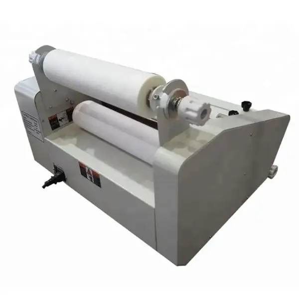 Plastifieuse FM-360 laminant un document au format A3 avec film thermique