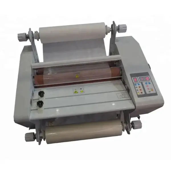 Plastifieuse FM-360 laminant un document au format A3 avec film thermique