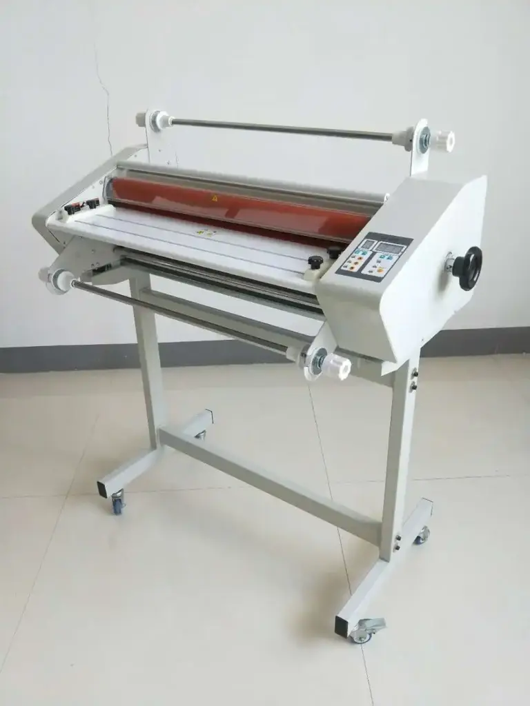 Plastifieuse FM-360 laminant un document au format A3 avec film thermique