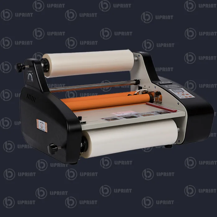 Plastifieuse FM-4820 avec rouleaux visibles et panneau de commande, fond sombre avec logo LIPRINT