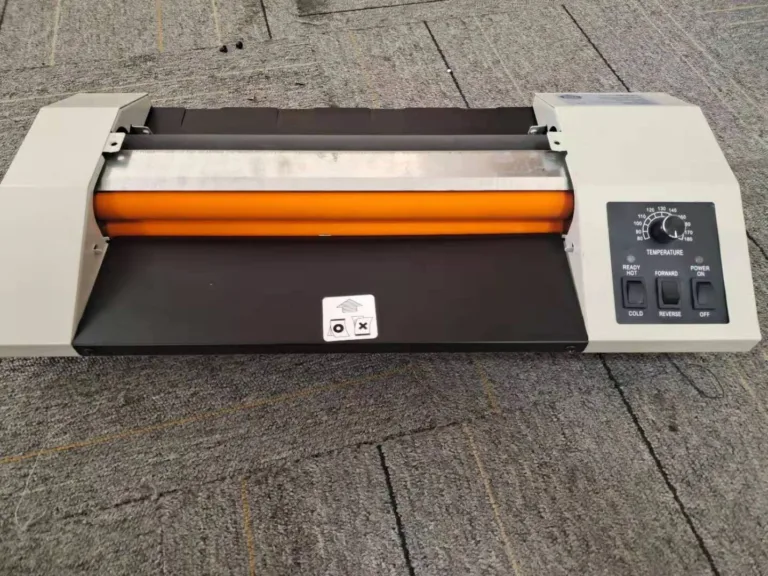 Plastifieuse YT-330E A3 avec rouleaux de plastification chauffants visibles