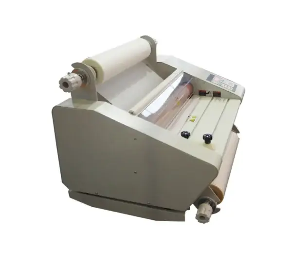Plastifieuse FM-360 laminant un document au format A3 avec film thermique