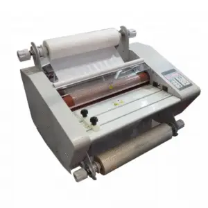 Plastifieuse FM-360 laminant un document au format A3 avec film thermique